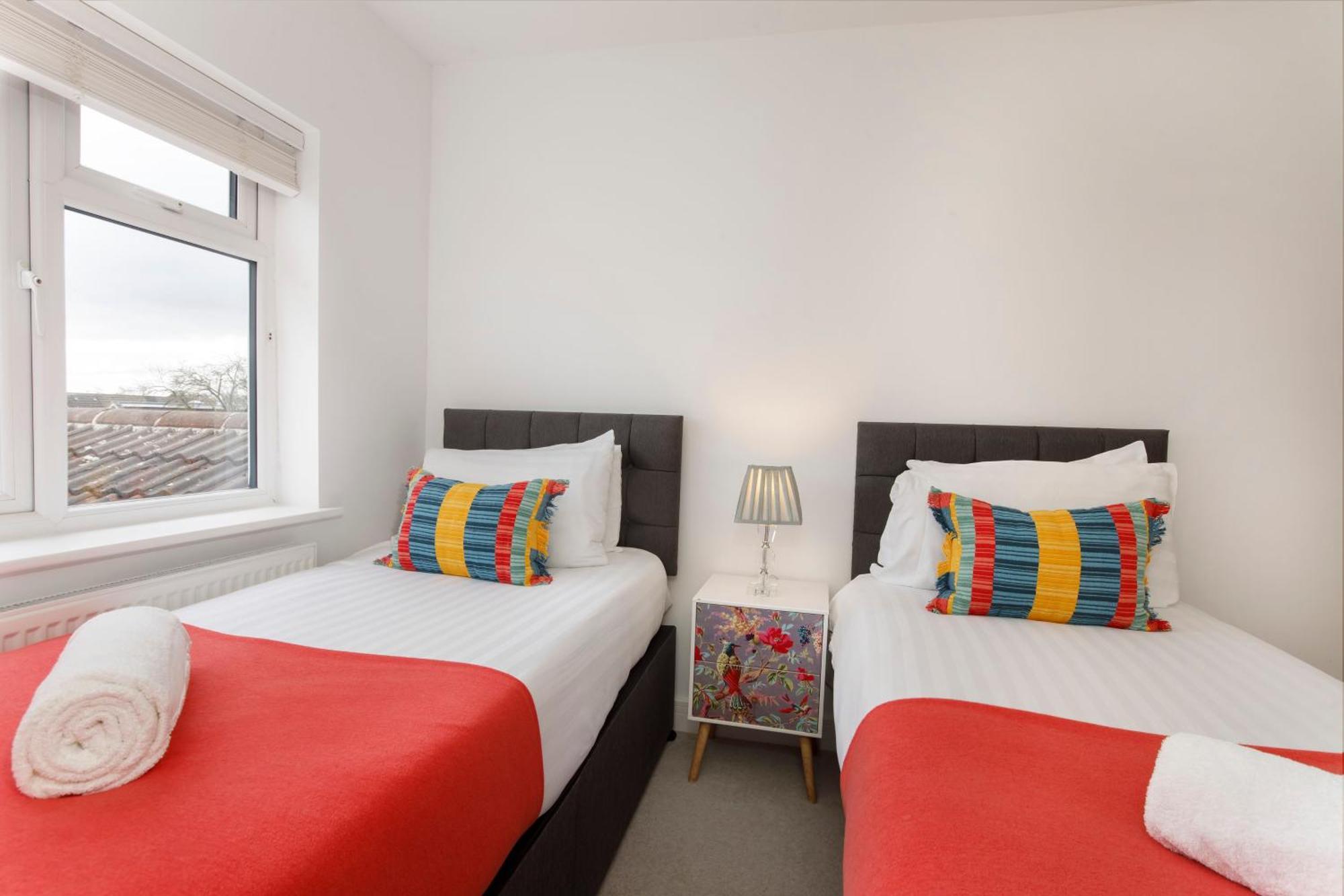 White House Apartments-Free Parking 1 Car Per Apartment Йорк Экстерьер фото