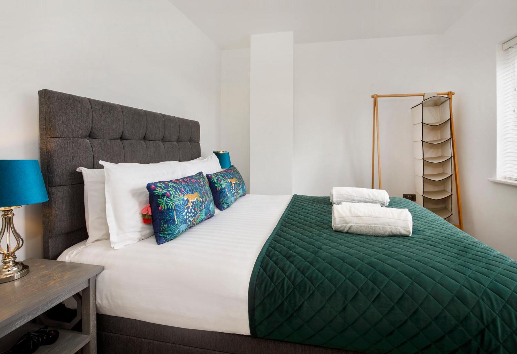 White House Apartments-Free Parking 1 Car Per Apartment Йорк Экстерьер фото