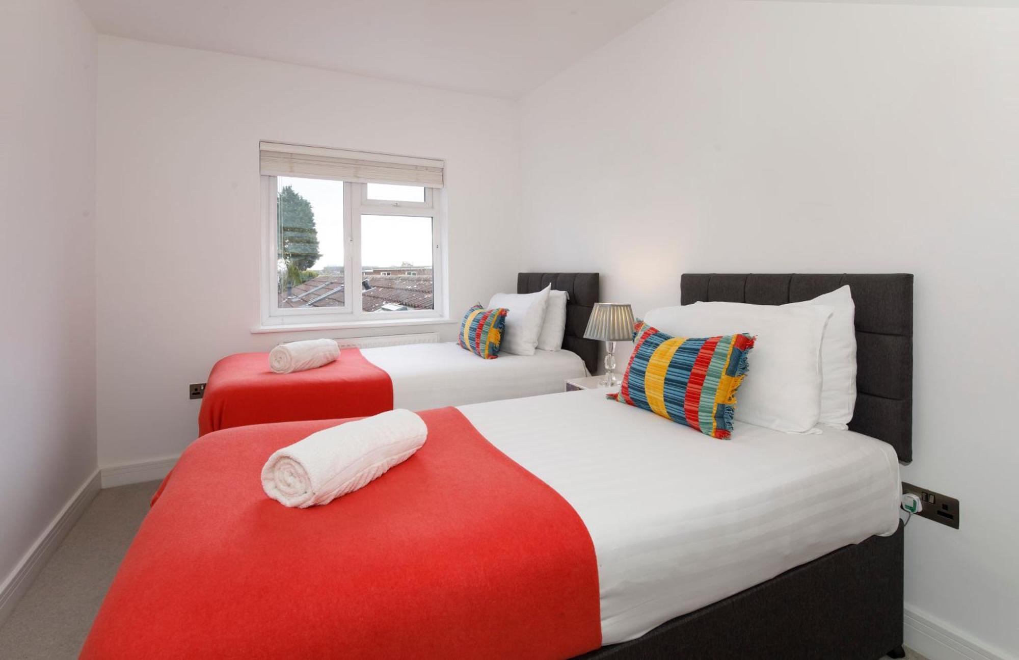 White House Apartments-Free Parking 1 Car Per Apartment Йорк Экстерьер фото