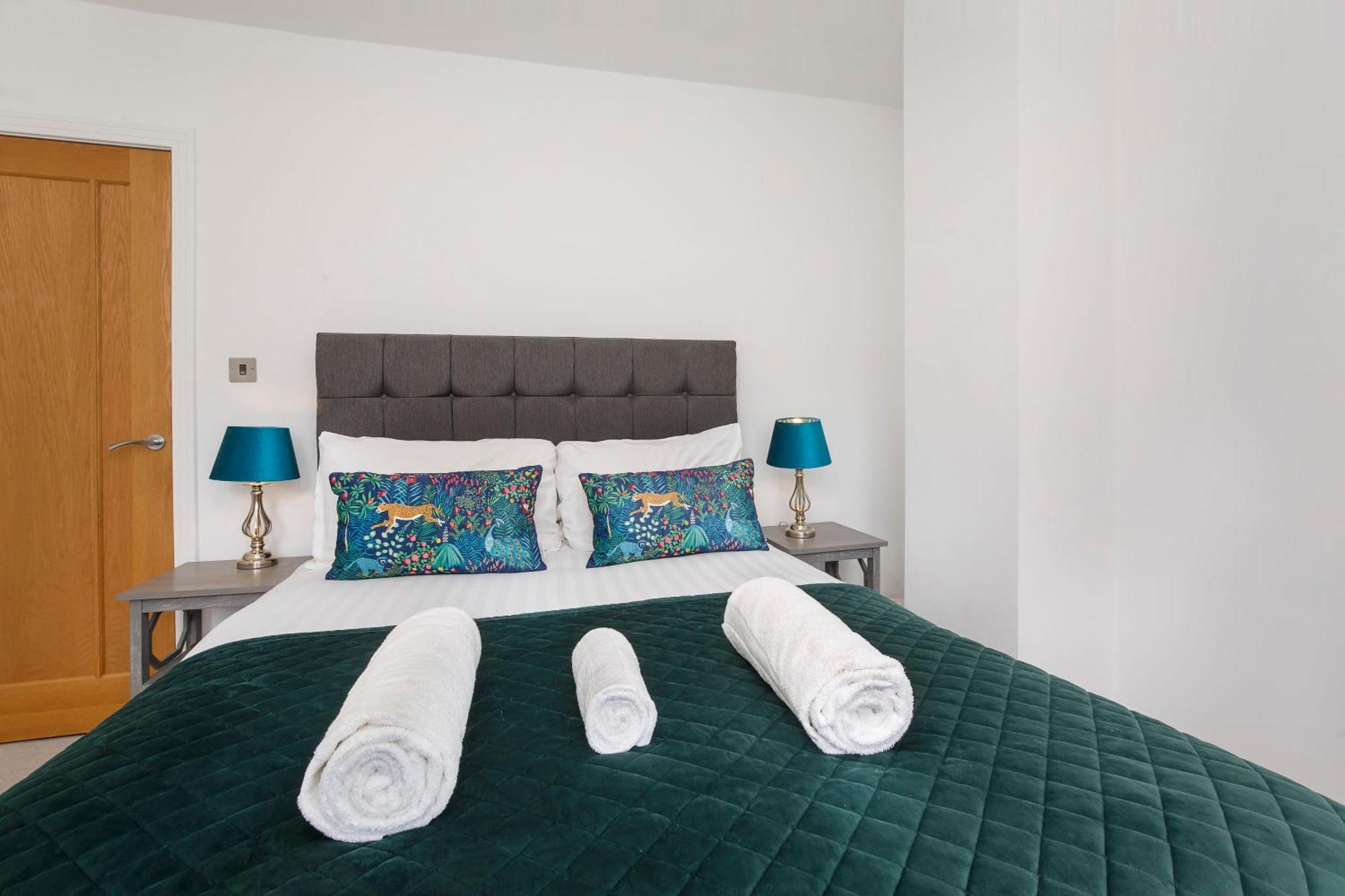 White House Apartments-Free Parking 1 Car Per Apartment Йорк Экстерьер фото