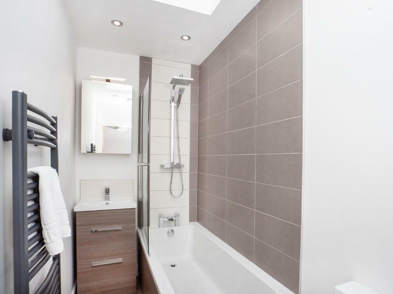 White House Apartments-Free Parking 1 Car Per Apartment Йорк Экстерьер фото