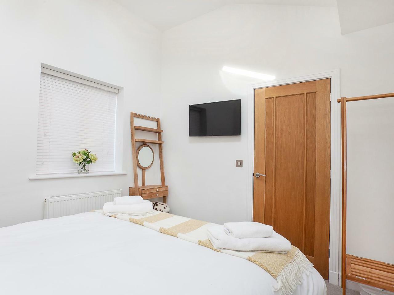 White House Apartments-Free Parking 1 Car Per Apartment Йорк Экстерьер фото