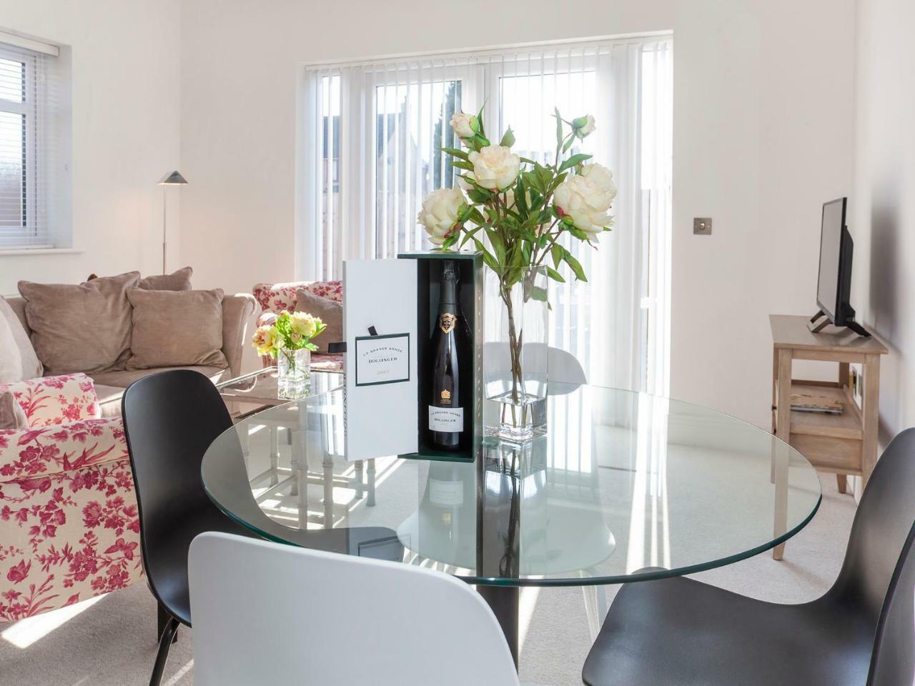White House Apartments-Free Parking 1 Car Per Apartment Йорк Экстерьер фото