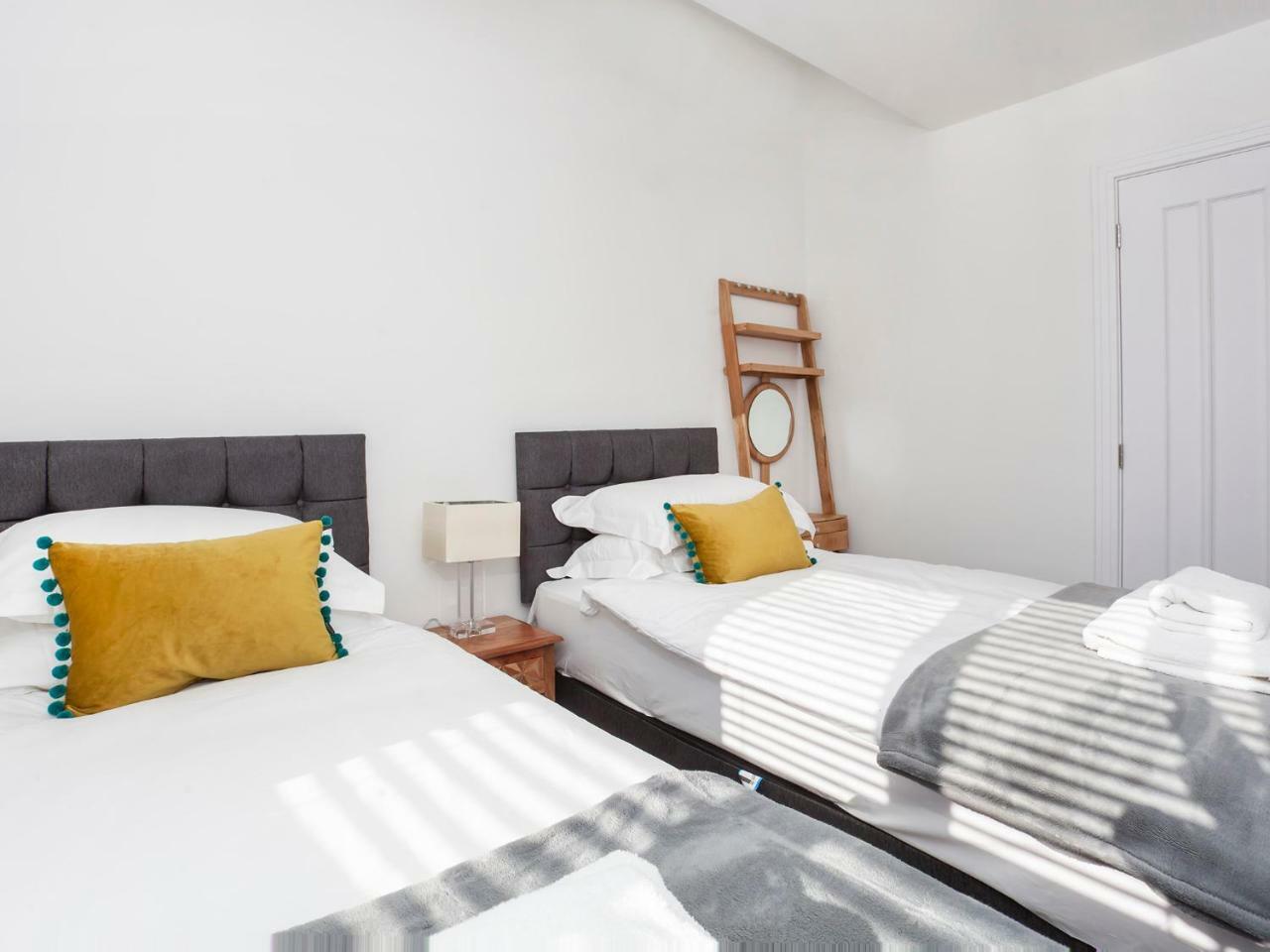 White House Apartments-Free Parking 1 Car Per Apartment Йорк Экстерьер фото