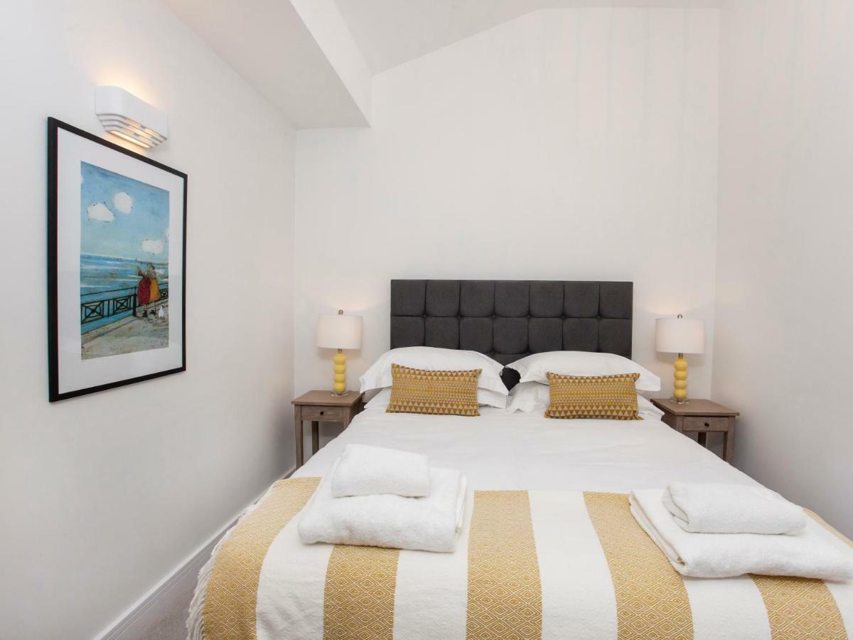 White House Apartments-Free Parking 1 Car Per Apartment Йорк Экстерьер фото