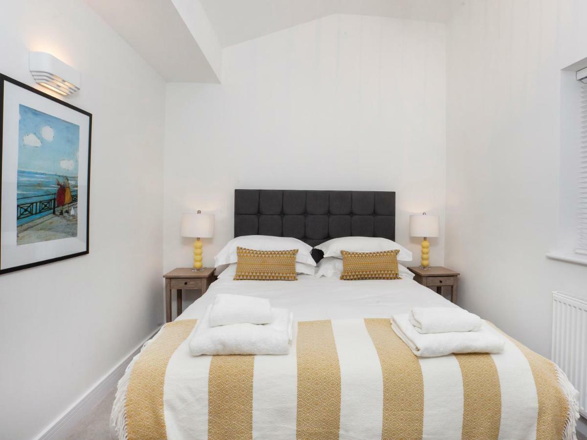 White House Apartments-Free Parking 1 Car Per Apartment Йорк Экстерьер фото
