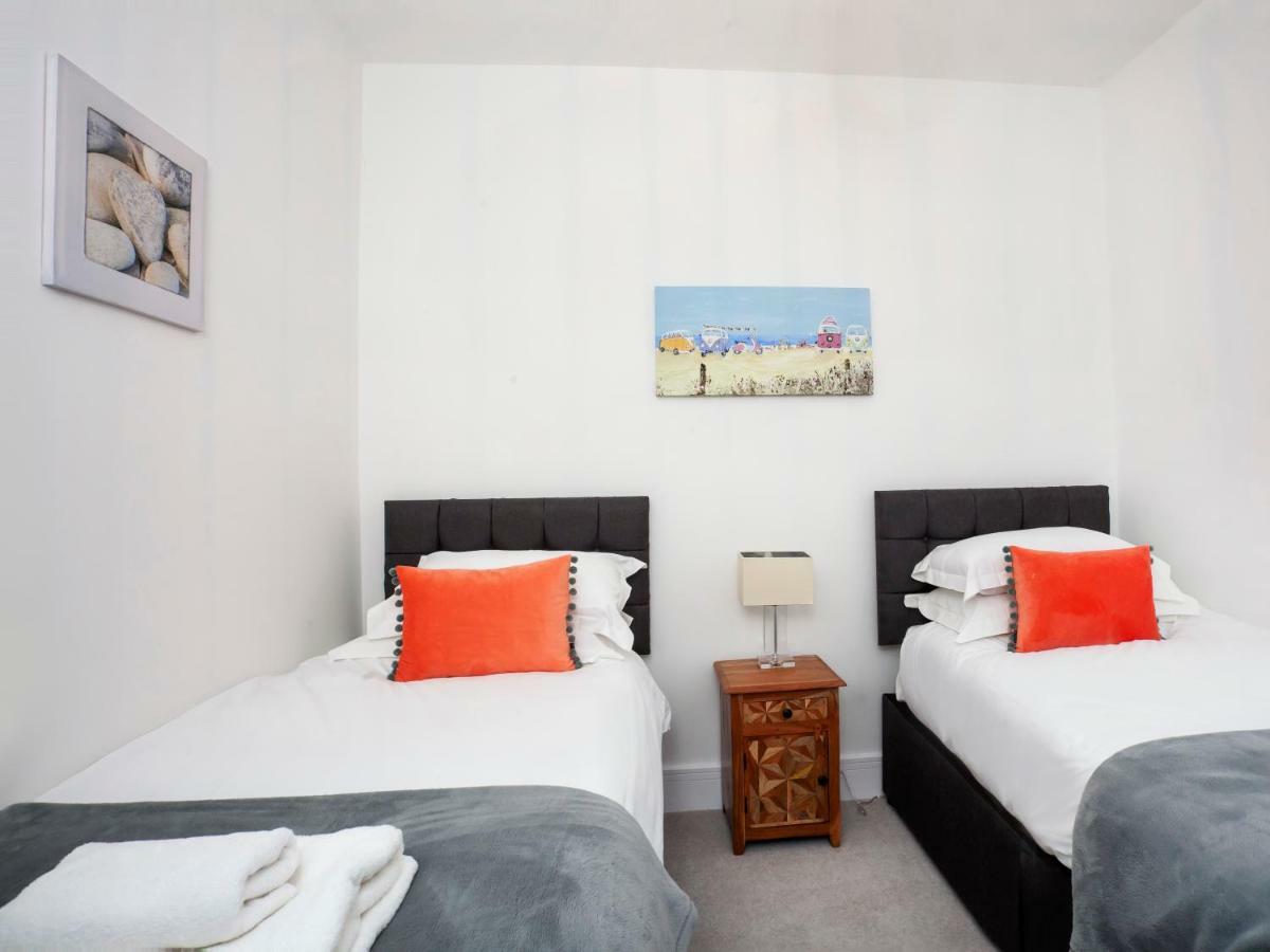 White House Apartments-Free Parking 1 Car Per Apartment Йорк Экстерьер фото